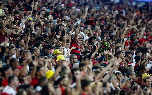 Isla desfalca Flamengo por sintomas de gripe e posta foto em balada