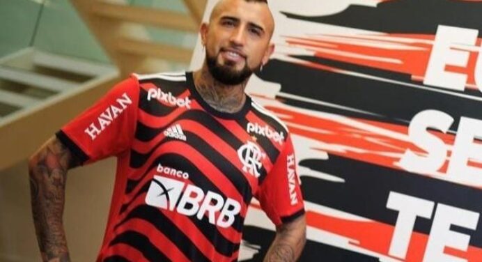 Vidal brinca com filho e se diz pronto para jogo do Flamengo contra Athletico-PR
