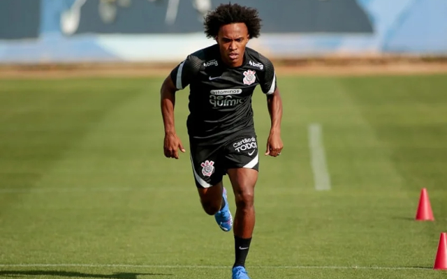 Willian volta a treinar e pode reforçar Corinthians contra o Flamengo