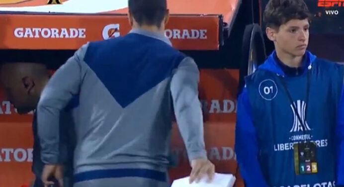 Transmissão flagra ‘reação maluca’ do auxiliar técnico do Vélez com gol do Flamengo