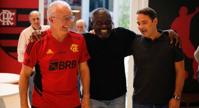 Funcionário histórico do Flamengo, Denir faz visita surpresa ao CT Ninho do Urubu