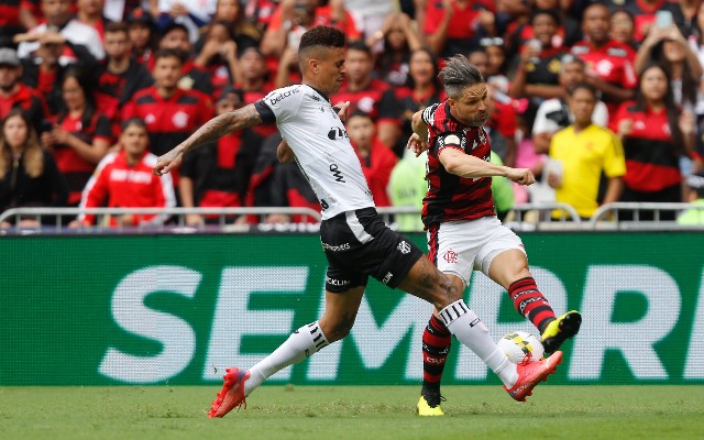 “Afundou o meio de campo”: torcedores perdem paciência com Diego no Flamengo