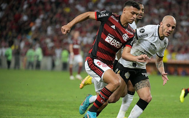 Fábio Santos fala sobre final entre Corinthians e Flamengo: Decisão é diferente