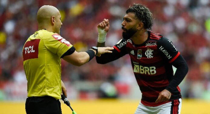Flamengo é time da Série A que mais recebeu cartões amarelos em 2023