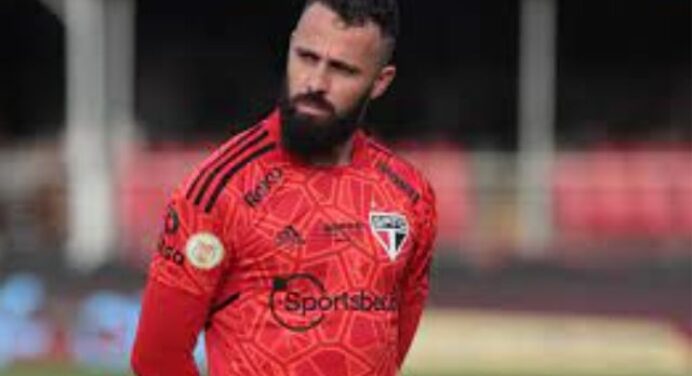 De olho no rival: em meio à desconfiança da torcida, Jandrei volta ao gol do São Paulo