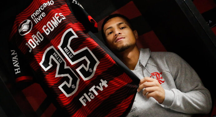 Liverpool estuda proposta milionária por João Gomes, do Flamengo