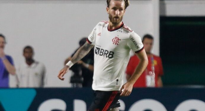 Léo Pereira dá resposta a goleiro do Goiás após declaração polêmica
