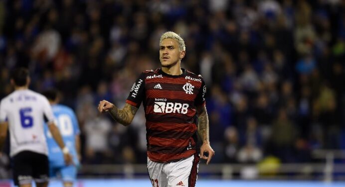 Vélez impede Pedro de levar bola do jogo para casa após hat-trick na Argentina