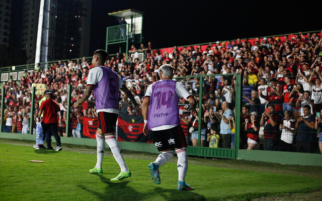 Locutor de Goiás x Flamengo chama segurança para retirar jogadores rubro-negros do gramado