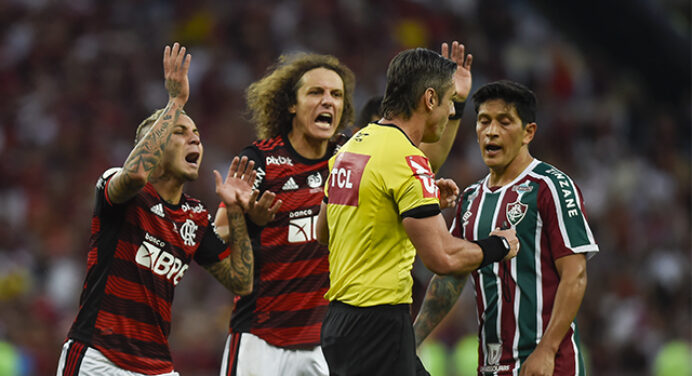 Raphael Claus empilha expulsões nos últimos dois Fla-Flus que apitou