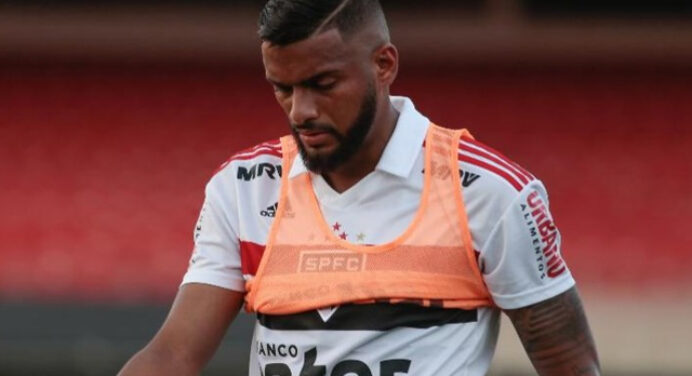 Vai chorar? Reinaldo vira alvo de provocações de torcedores do Flamengo