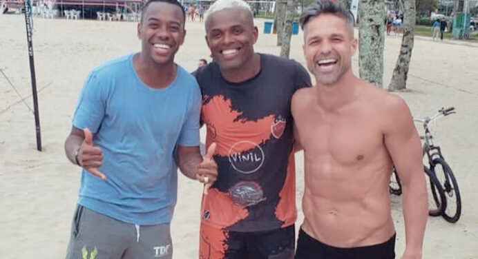 De folga, Diego Ribas joga futevôlei com ex-atacante Robinho