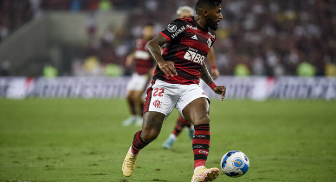 Especulado em outros clubes e até na Seleção, Rodinei garante foco no Flamengo