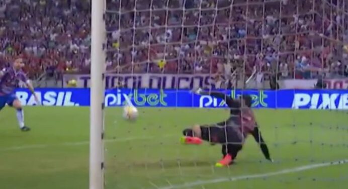 Falha de Santos? Goleiro dá rebote e cede gol da vitória para o Fortaleza