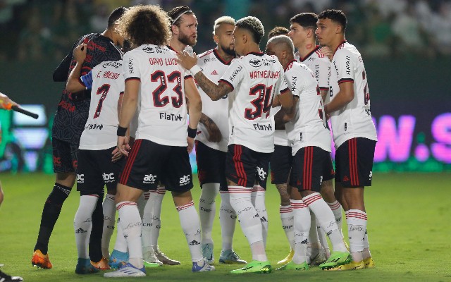 Flamengo empata com Fluminense e perde chance de colar nos líderes