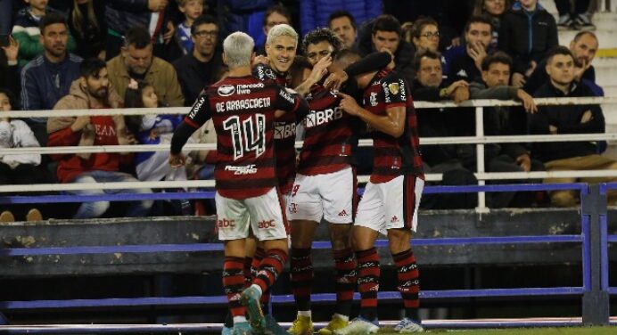 Após vitória contra Vélez, Flamengo encerra mês de agosto invicto