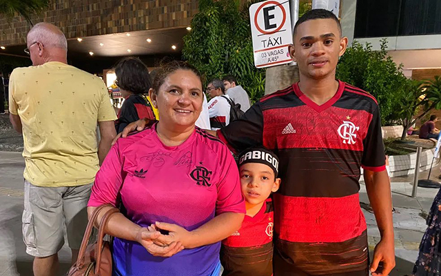 Mãe atrasa tratamento de saúde para levar filho a desembarque do Flamengo no Ceará