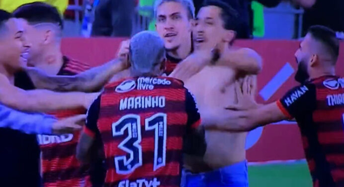 Torcedor do Flamengo é preso após invadir campo e comemorar com jogadores