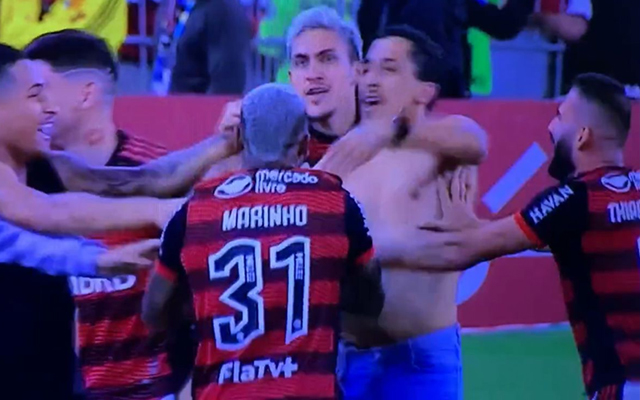 Torcedor do Flamengo é preso após invadir campo e comemorar com jogadores