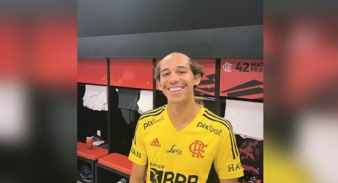 Joia da base passa por “trote” no elenco do Flamengo, e Léo Pereira brinca nas redes; veja vídeo