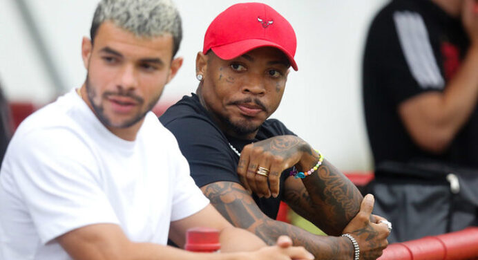 Flamengo tem reunião com Marinho para definir saída do atacante nesta segunda