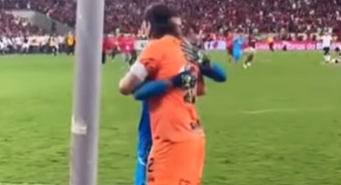 Máximo respeito: câmera flagra abraço de Cássio e Santos após gol do título do Flamengo