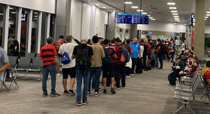 Torcedores do Flamengo barrados no embarque acionam Justiça para processar agência de viagens