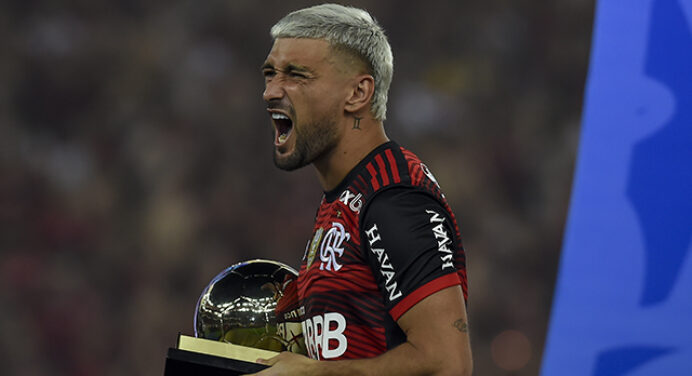 Arrascaeta conquista prêmio de melhor jogador da Copa do Brasil