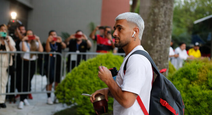 Programa da ESPN coloca Renato Augusto à frente de Arrascaeta em “cara a cara”