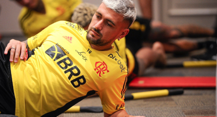 Após desembarque, elenco do Flamengo realiza atividades na academia do hotel em Guayaquil