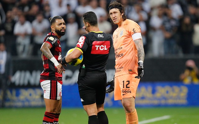 O que o VAR de Corinthians x Flamengo disse sobre a mão de Léo