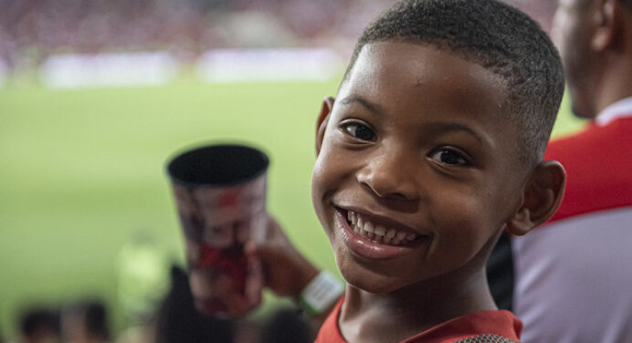Flamengo leva crianças em vulnerabilidade social para jogo no Maracanã