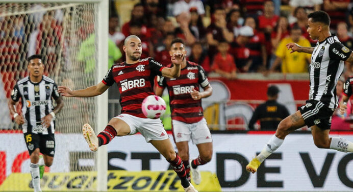 Volante do Flamengo rompe ligamento e deve ficar fora por 8 meses