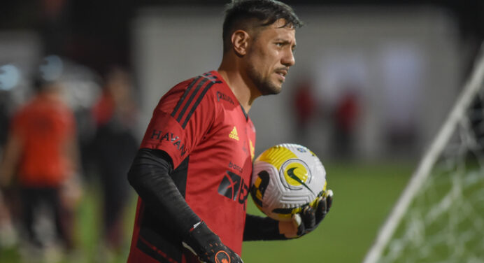 Diego Alves comemora título da Copa do Brasil e ressalta trabalho “em prol do grupo”