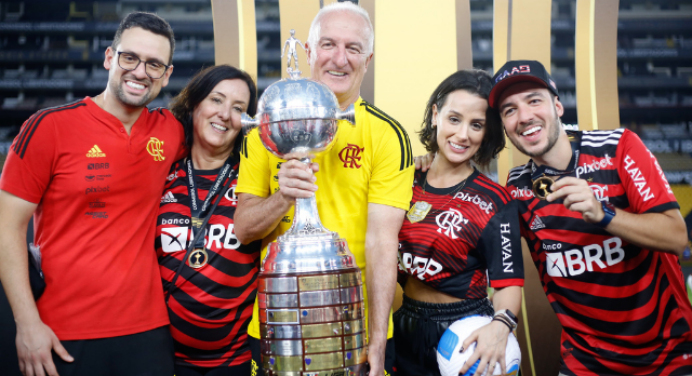 Flamengo lembra de Dorival Júnior e parabeniza treinador por aniversário nesta terça