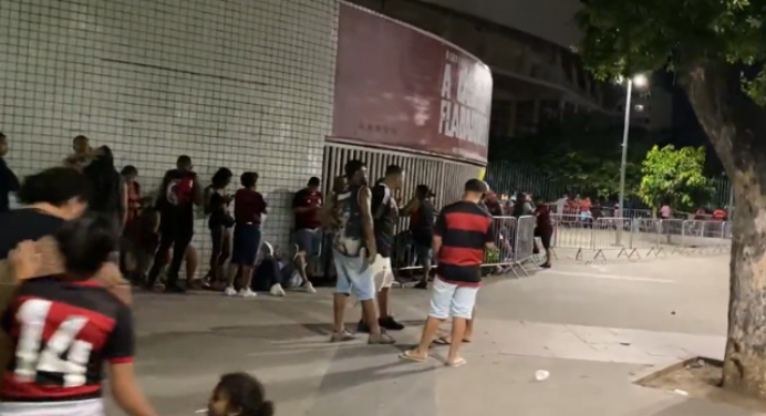Torcedores fazem filas gigantescas na madrugada para conseguir ingresso de Flamengo x Corinthians