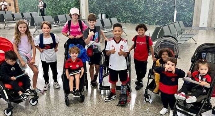 Momento fofura! Voo do Flamengo para Guayaquil tem reforço dos filhos de jogadores