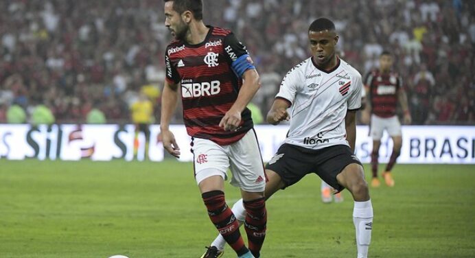 Everton Ribeiro relembra ‘jogo difícil’ contra Athletico-PR na Copa do Brasil e projeta final da Libertadores
