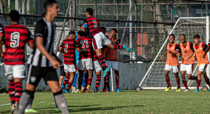 Flamengo vence Botafogo e abre vantagem nas quartas do Carioca Sub-17; veja gols