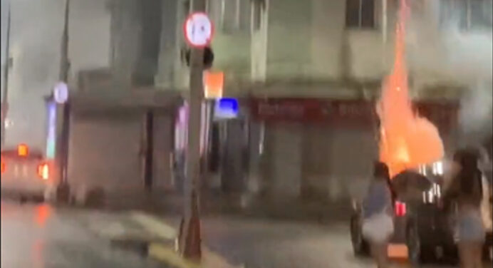 Na madrugada, torcedores do Flamengo fazem foguetório em frente ao hotel do Corinthians