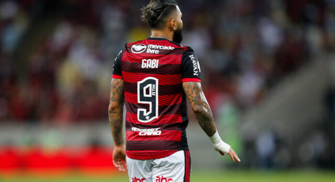Gabigol promete evitar discussões com árbitros: “Desisti, vão errar do mesmo jeito”