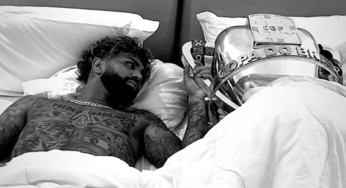 Lua de Mel: Gabigol dorme com troféu da Copa do Brasil em dia de folga