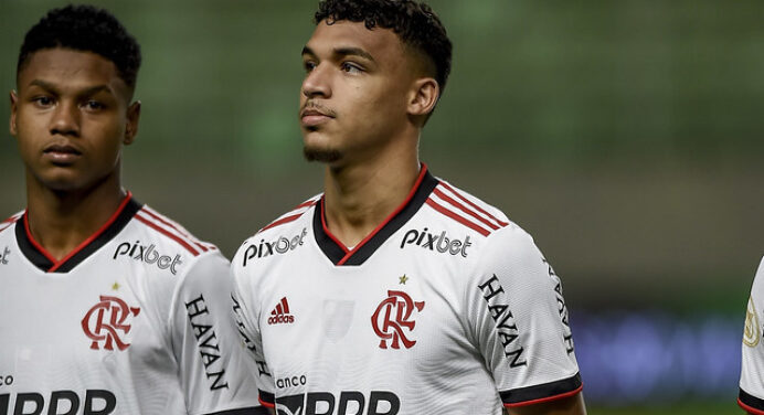 Dorival avalia desempenho dos garotos da base na equipe profissional do Flamengo