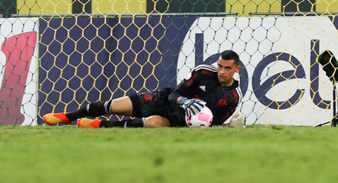Jornalista discorda da escalação do Flamengo e pede descanso ao goleiro Santos: “Risco de lesão”