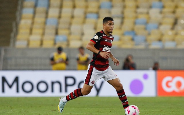 Com desarmes e interceptações, João Gomes ‘domina’ meio campo do Flamengo contra Atlético-MG