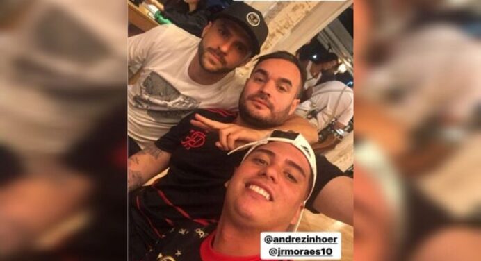Jogador do Corinthians aparece em foto com rubro-negros em dia de final, e torcedores se irritam