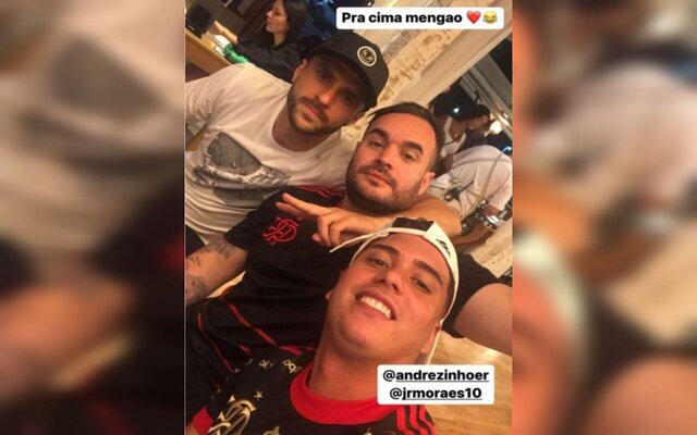 Jogador do Corinthians aparece em foto com rubro-negros em dia de final, e torcedores se irritam