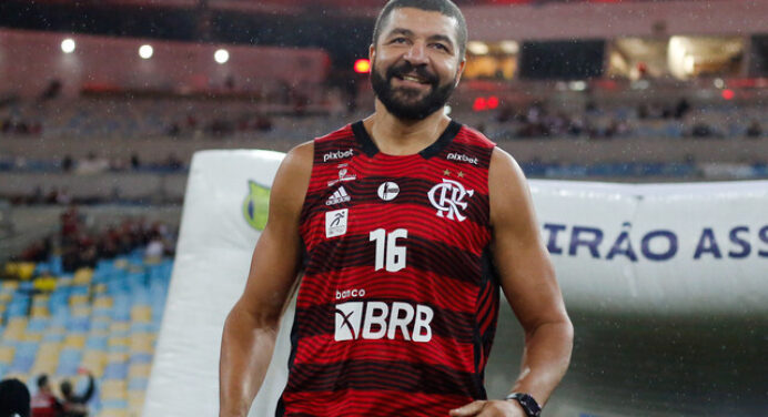 Olivinha se declara ao Flamengo com anúncio da camisa de bicampeão mundial do basquete