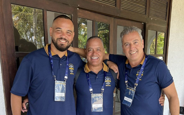 Preparador de goleiros de Paulo Sousa segue no Brasil e faz curso na CBF