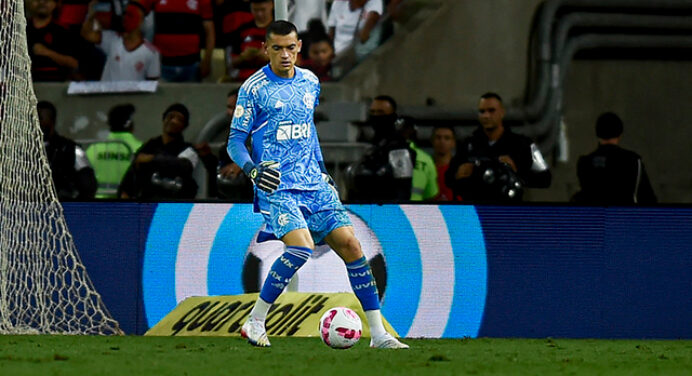 Santos, Hugo e Diego Alves: compare números dos goleiros pelo Flamengo em 2022
